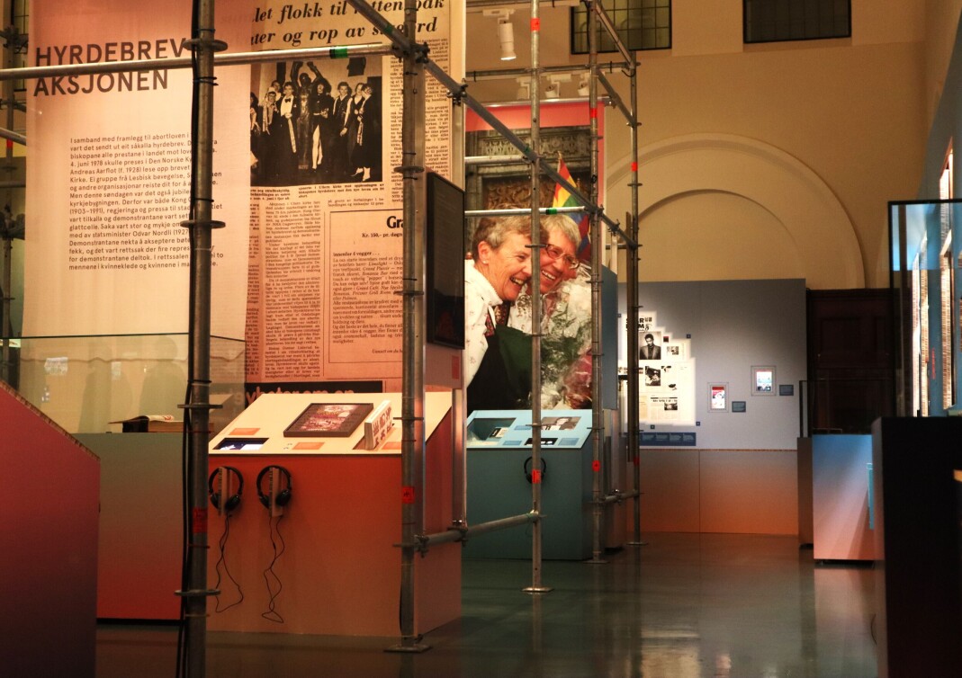 Nasjonalbibliotekets utstilling «Stoltheit og fordom. Skeive forteljingar frå samlinga» står fram til lørdag 23. april. 21. april markerer biblioteket avkriminaliseringsdagen sammen med Nasjonalmuseet og Skeivt arkiv. Nasjonalbibliotekets utstilling «Stoltheit og fordom. Skeive forteljingar frå samlinga» står fram til lørdag 23. april. 21. april markerer biblioteket avkriminaliseringsdagen sammen med Nasjonalmuseet og Skeivt arkiv.