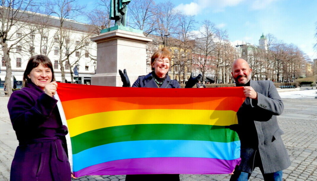 Byråd for arbeid, integrering og sosiale tjenester, Rina Mariann Hansen, ordfører Marianne Borgen og bystyrerepresentant Jon Reidar Øyan på den nye Regnbueplassen. Byråd for arbeid, integrering og sosiale tjenester, Rina Mariann Hansen, ordfører Marianne Borgen og bystyrerepresentant Jon Reidar Øyan på den nye Regnbueplassen.