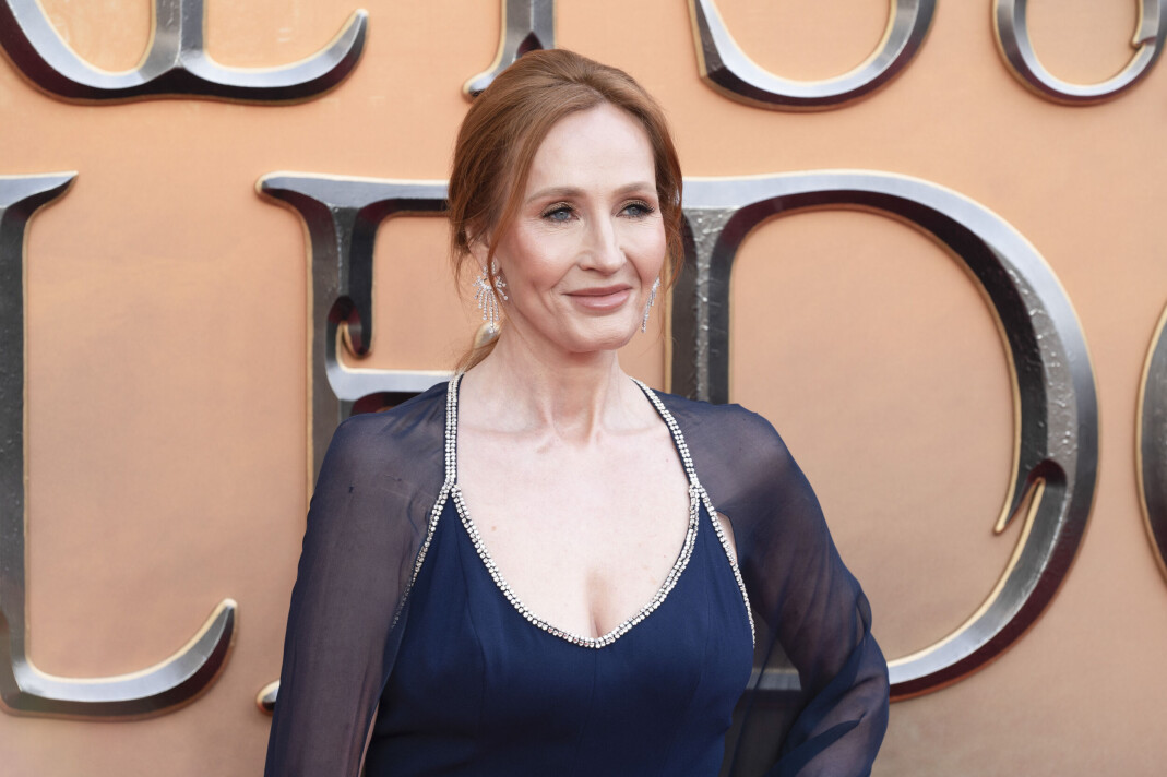 J. K. Rowling har de siste årene markert sin motstand mot transbevegelsen. Her er hun på den røde løperen under åpningen av tredje film i «Fabeldyr»-serien, som hadde premiere denne helgen. Under premieren ville hun ikke snakke presse eller la seg avfotografere sammen med skuespillerne i filmen. J. K. Rowling har de siste årene markert sin motstand mot transbevegelsen. Her er hun på den røde løperen under åpningen av tredje film i «Fabeldyr»-serien, som hadde premiere denne helgen. Under premieren ville hun ikke snakke presse eller la seg avfotografere sammen med skuespillerne i filmen.