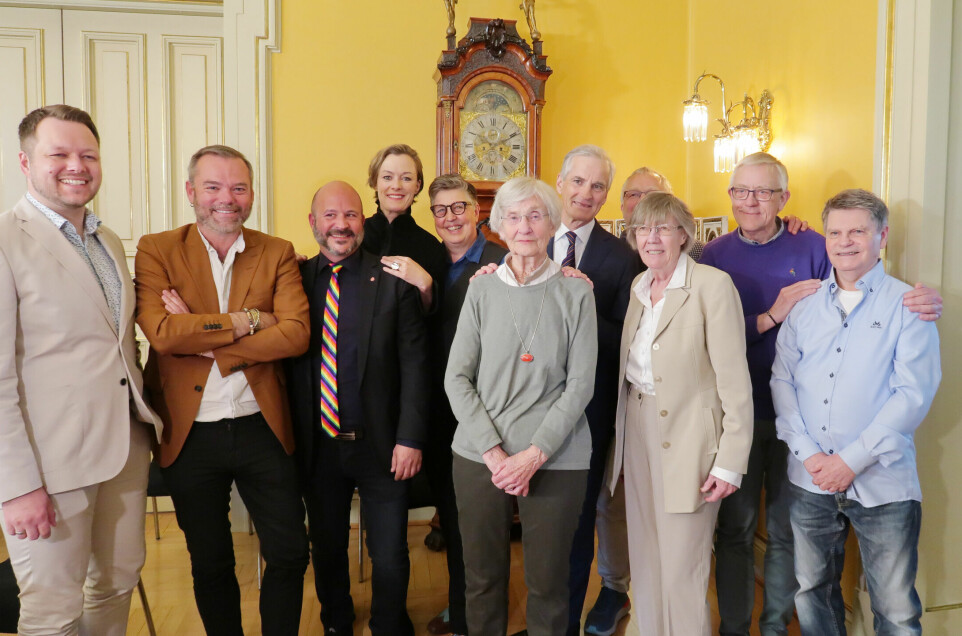 Statsminister Jonas Gahr Støre og kulturminister Anette Trettebergstuen sammen med en rekke tidligere ledere av DNF-48, LLH og FRI og andre aktivister.