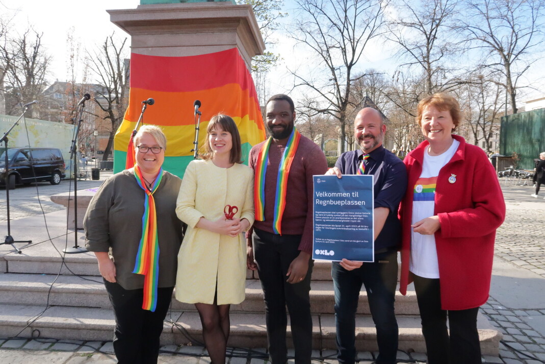 f.v. Marit Bjerke, leder i Rådet for kjønns- og seksualitetsmangfold i Oslo, Rina Mariann Hansen, byråd for arbeid, integrering og sosiale tjenester, Stephen Adom, nestleder i Rådet for kjønns- og seksualitetsmangfold i Oslo, Jon Reidar Øyan, bystyrerepresentant, og ordfører Marianne Borgen. f.v. Marit Bjerke, leder i Rådet for kjønns- og seksualitetsmangfold i Oslo, Rina Mariann Hansen, byråd for arbeid, integrering og sosiale tjenester, Stephen Adom, nestleder i Rådet for kjønns- og seksualitetsmangfold i Oslo, Jon Reidar Øyan, bystyrerepresentant, og ordfører Marianne Borgen.