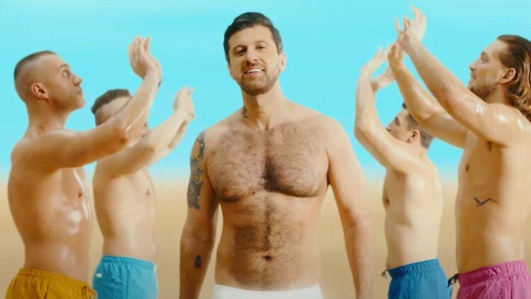 Åpningssekvensen i realityserien «Jeg er ikke homo» viser den ene programlederen i bar overkropp på en strand tettpakket med oljede menn. Åpningssekvensen i realityserien «Jeg er ikke homo» viser den ene programlederen i bar overkropp på en strand tettpakket med oljede menn.
