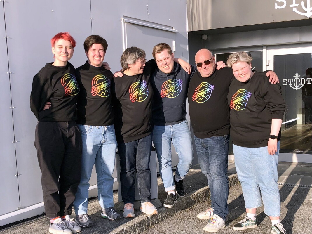 Styret i Bygdepride: F.v.: Idun Eiksund, Tare Reklev Øverbø, Anita Irene Dahl, Anbjørn Steinholm Frislid, Rune Sæbønes og Helle Høydal. Fride Stokke Dyb er også med i styret. Styret i Bygdepride: F.v.: Idun Eiksund, Tare Reklev Øverbø, Anita Irene Dahl, Anbjørn Steinholm Frislid, Rune Sæbønes og Helle Høydal. Fride Stokke Dyb er også med i styret.