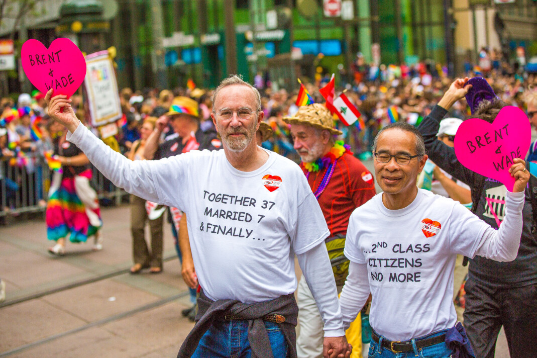 Et ektepar feirer under San Francisco Pride 2015, kort tid etter at Høyesterett i USA vedtok en ekteskapslov som påla samtlige stater å anerkjenne og vie likekjønnede par. Et ektepar feirer under San Francisco Pride 2015, kort tid etter at Høyesterett i USA vedtok en ekteskapslov som påla samtlige stater å anerkjenne og vie likekjønnede par.