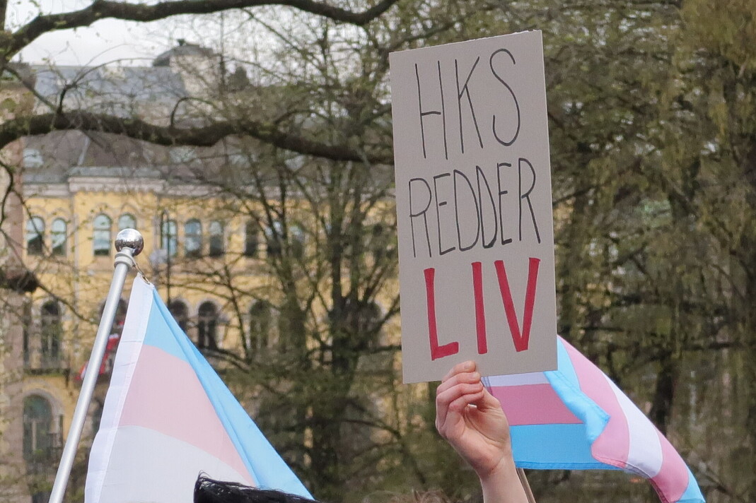 Torsdag 28. april samlet demonstrerte flere titalls mennesker mot at Helsestasjonen for kjønn og seksualitet (HKS) måtte stanse hormonbehandling til nye pasienter under protesten «Transskriket». Her hadde flere laget plakater til støtte for HKS. Torsdag 28. april samlet demonstrerte flere titalls mennesker mot at Helsestasjonen for kjønn og seksualitet (HKS) måtte stanse hormonbehandling til nye pasienter under protesten «Transskriket». Her hadde flere laget plakater til støtte for HKS.