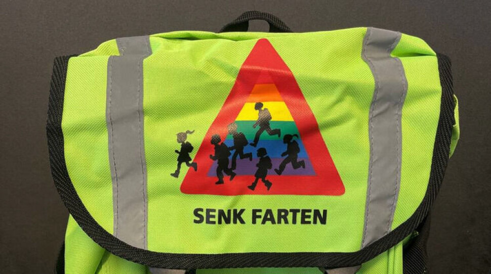 Skolesekk med regnbuefarger skaper bråk