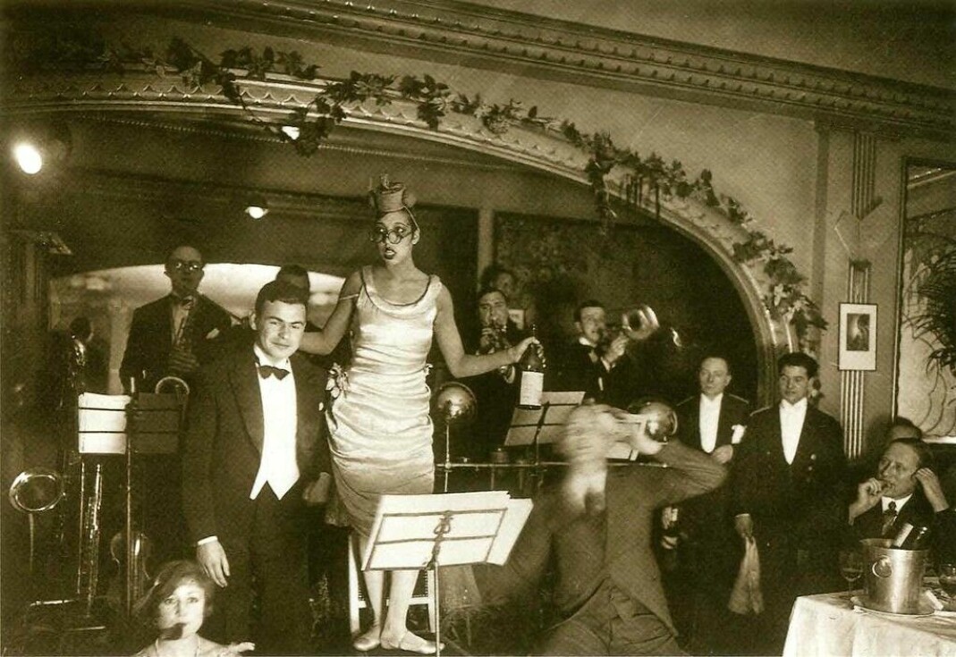 Et år etter at hun ankom til Frankrike, åpnet Baker sin egen klubb, Chez Josephine, i desember i 1926. Klubben lå i en gate i åssiden i Paris sitt niende arrondissement.