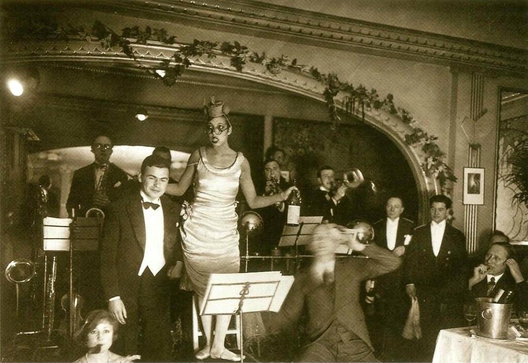 Et år etter at hun ankom til Frankrike, åpnet Baker sin egen klubb, Chez Josephine, i desember i 1926. Klubben lå i en gate i åssiden i Paris sitt niende arrondissement. Et år etter at hun ankom til Frankrike, åpnet Baker sin egen klubb, Chez Josephine, i desember i 1926. Klubben lå i en gate i åssiden i Paris sitt niende arrondissement.