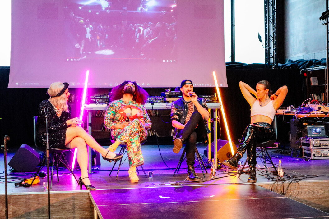 Cassie Brødskive, Frida Marida, Father Diesel Meraki og Mother Cassandra Meraki er alle nestorer innen samtidig drag og ballroomkultur. De reflekterte over hva ballroom-kultur er og hva deltagelse på den scenen betyr for hver enkelt av dem. Cassie Brødskive, Frida Marida, Father Diesel Meraki og Mother Cassandra Meraki er alle nestorer innen samtidig drag og ballroomkultur. De reflekterte over hva ballroom-kultur er og hva deltagelse på den scenen betyr for hver enkelt av dem.