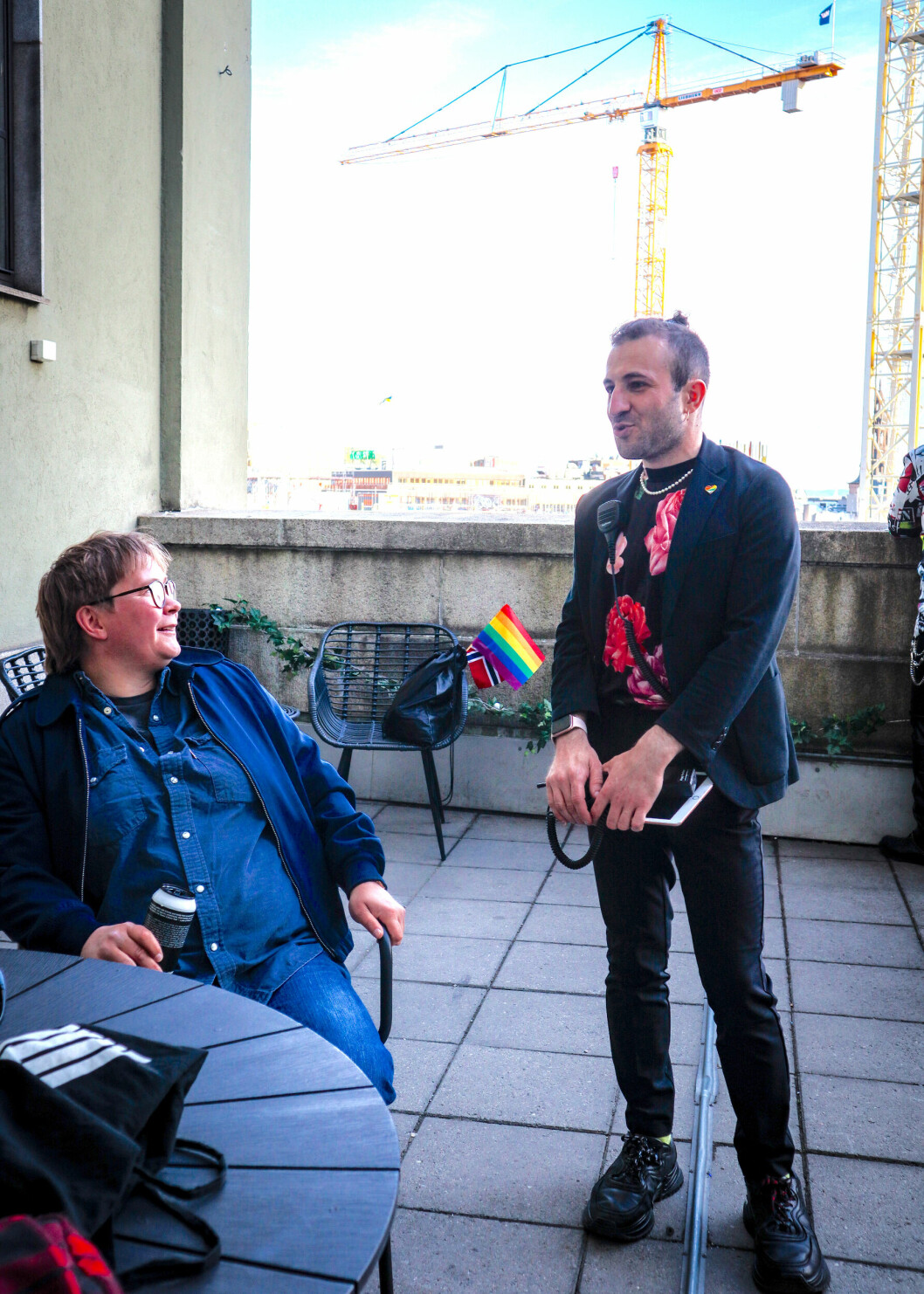 La leader dell'Oslo Pride Enger Kristin Haugsevje con Alexander Benjamin Jorgensen, che tra gli altri realizza il podcast in lingua inglese 