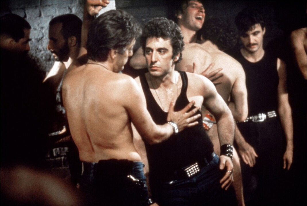 Regissør William Friedkin lagde «Cruising» som et opprør mot Ronald Reagans konservative familieverdier, og var ment som en støtte til homofile. Friedkin er også kjent for homsedramaet «The Boys in the Band» (1970), en av de første Hollywood-filmene som tok homofili som tema på alvor. Regissør William Friedkin lagde «Cruising» som et opprør mot Ronald Reagans konservative familieverdier, og var ment som en støtte til homofile. Friedkin er også kjent for homsedramaet «The Boys in the Band» (1970), en av de første Hollywood-filmene som tok homofili som tema på alvor.