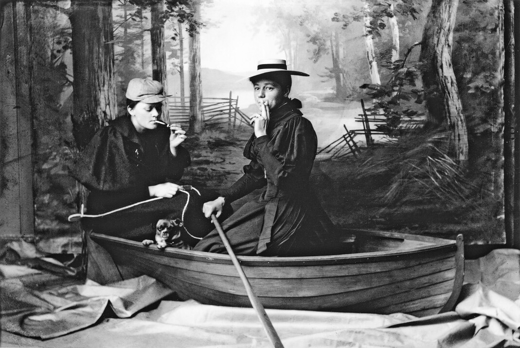 Marie Høeg og Bolette Berg i båt i studio, 1895-1903. Marie Høeg og Bolette Berg i båt i studio, 1895-1903.