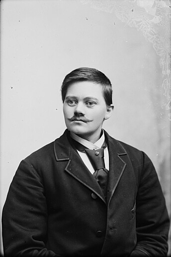 Marie Høeg med bart, 1895-1903.