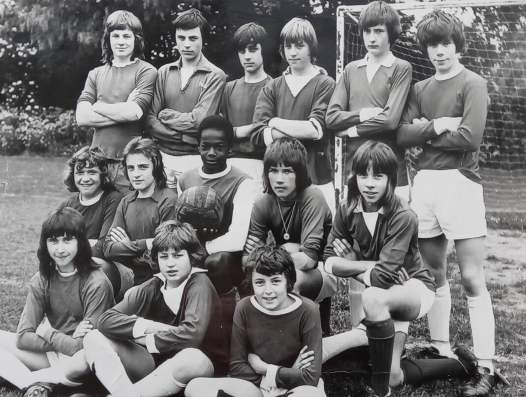 Justin Fashanu (i midten) oppdaget tidlig at han hadde talent for fotball. Her avbildet som 13-åring med laget sitt på Attleborough High School.