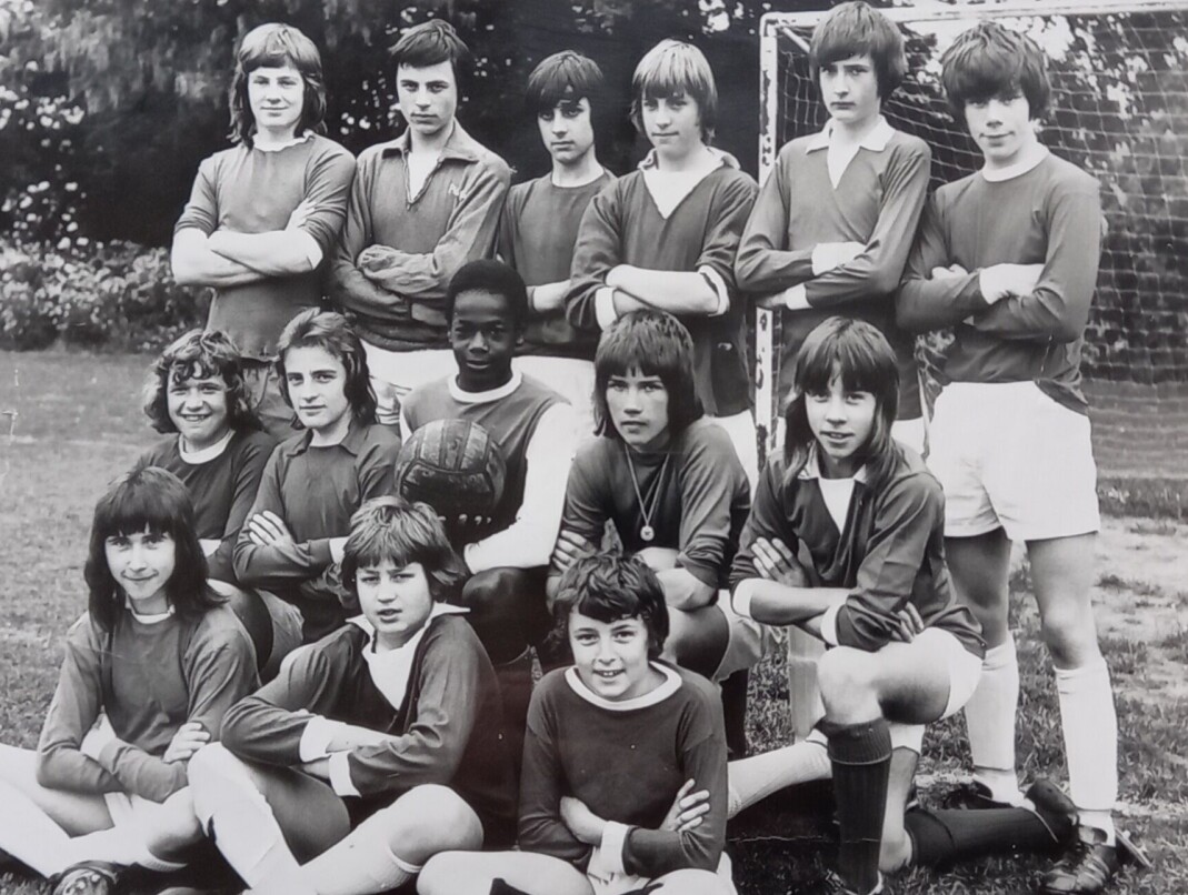 Justin Fashanu (i midten) oppdaget tidlig at han hadde talent for fotball. Her avbildet som 13-åring med laget sitt på Attleborough High School. Justin Fashanu (i midten) oppdaget tidlig at han hadde talent for fotball. Her avbildet som 13-åring med laget sitt på Attleborough High School.