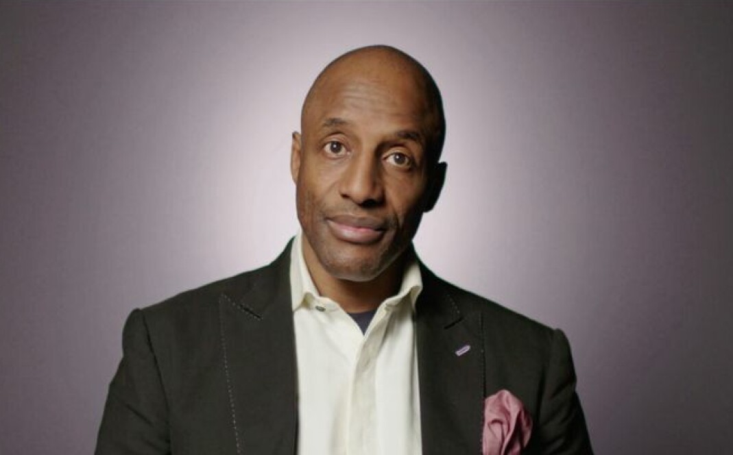 Tidligere fotballspiller John Fashanu har innrømmet at han tilbød broren Justin Fashanu penger mot å bli i skapet. – Jeg ville ikke at han skulle bringe skam over meg eller familien min. Hadde han kommet ut nå, ville det ha vært annerledes. Nå ville han ha blitt hyllet som en helt, sa John Fashanu etter brorens død. Han skal ha tilbudt Justin Fashanu 750 000 kroner for å holde seksualiteten hemmelig. Tidligere fotballspiller John Fashanu har innrømmet at han tilbød broren Justin Fashanu penger mot å bli i skapet. – Jeg ville ikke at han skulle bringe skam over meg eller familien min. Hadde han kommet ut nå, ville det ha vært annerledes. Nå ville han ha blitt hyllet som en helt, sa John Fashanu etter brorens død. Han skal ha tilbudt Justin Fashanu 750 000 kroner for å holde seksualiteten hemmelig.