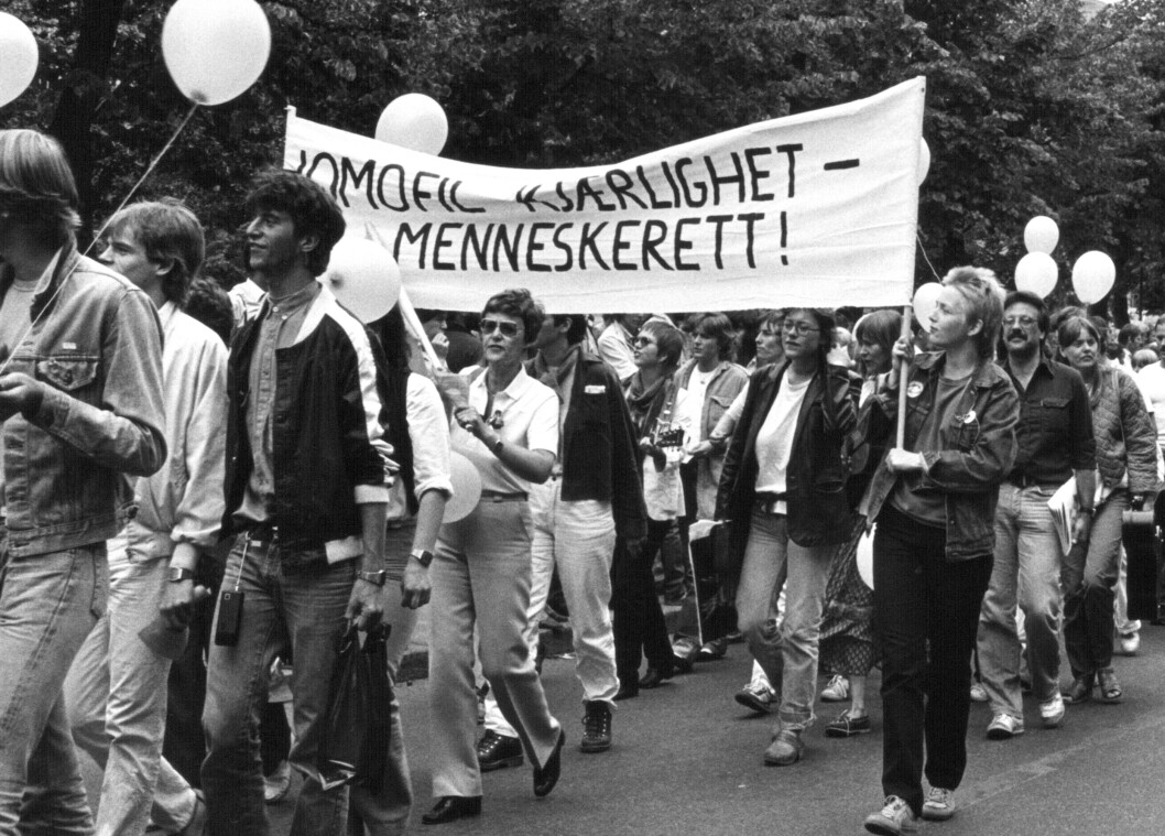 I 1982 gikk Kim Friele (med solbriller) og Wenche Lowzow i det første homotoget DNF-48 organiserte i Oslo. I 1982 gikk Kim Friele (med solbriller) og Wenche Lowzow i det første homotoget DNF-48 organiserte i Oslo.