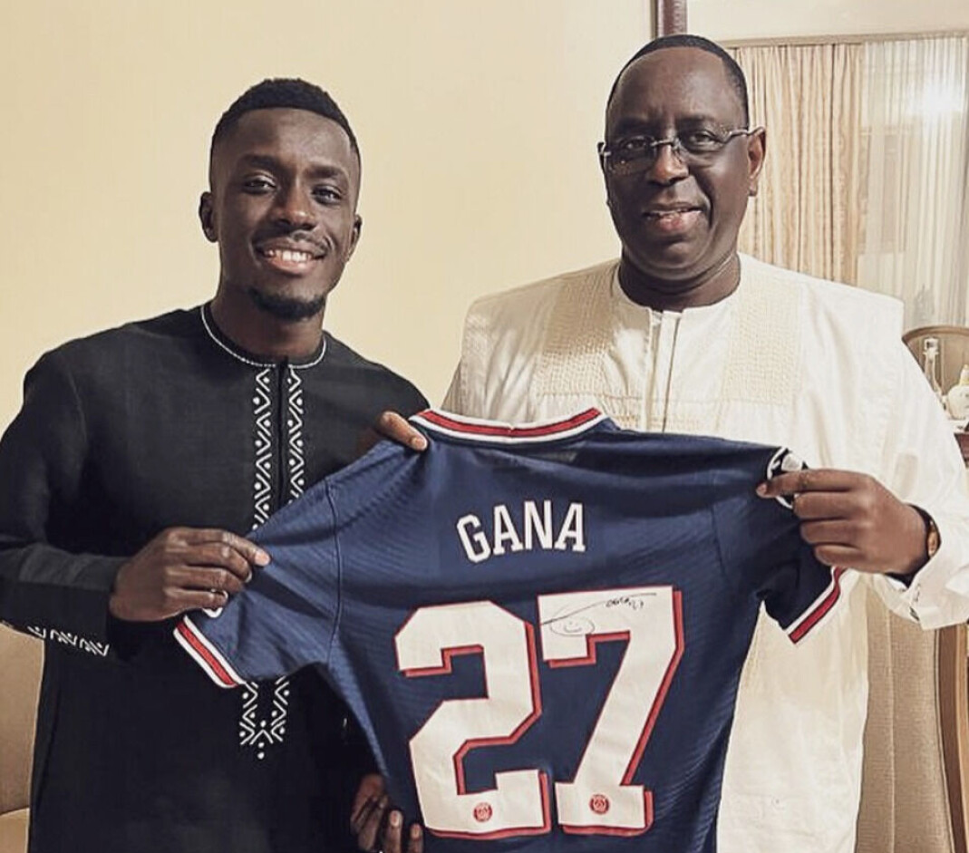 Idrissa Gana Gueye (t.v.) har fått kritikk etter fraværet under kampen. Her med Senegals president Macky Sall, som offentlig støttet Gueye etter avgjørelsen. Idrissa Gana Gueye (t.v.) har fått kritikk etter fraværet under kampen. Her med Senegals president Macky Sall, som offentlig støttet Gueye etter avgjørelsen.