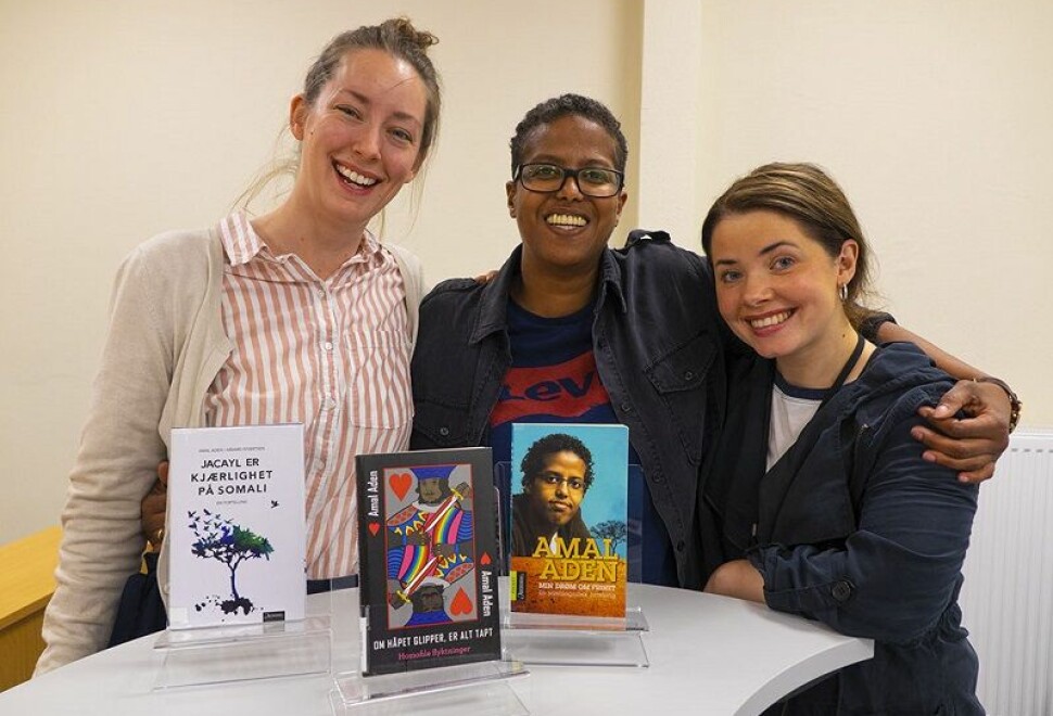 Forfatter Amal Aden (i midten) skal besøke biblioteker og skoler landet rundt for å snakke om ulike samfunns syn på homofili. Sammen med organisasjonen EQUAlity fikk Aden tildelt 400.000 kroner til prosjektet av Kulturrådet.
