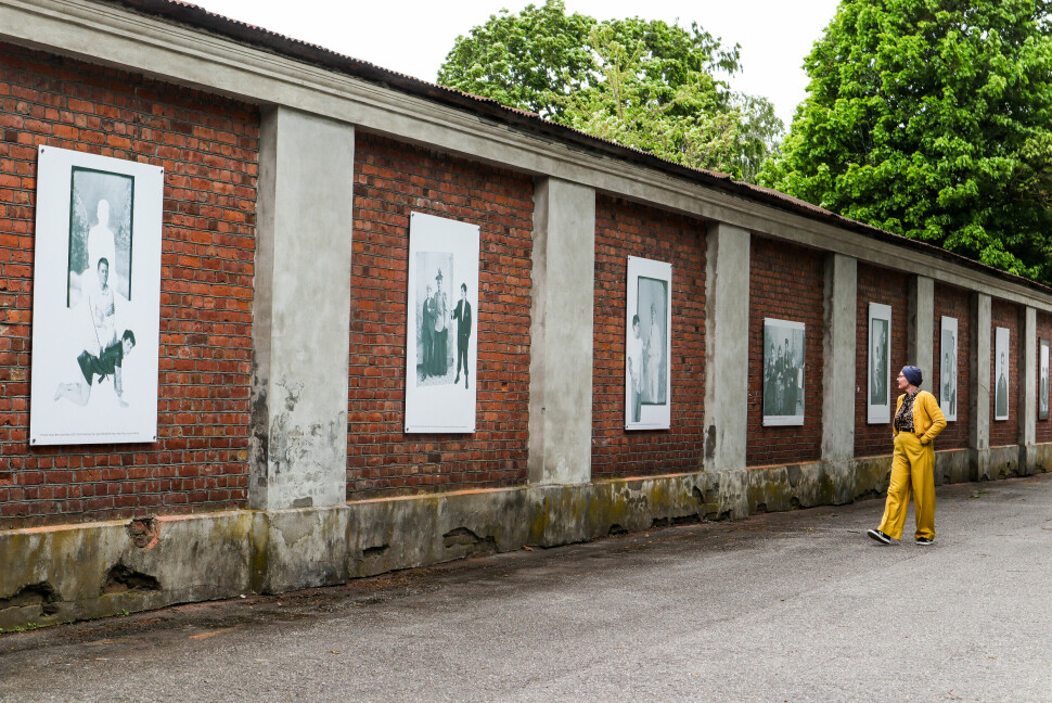 Utstillingen Over regnbuen starter allerede i borggården utenfor Preus Fotomuseum. Her henger verk av Paulina Tamara.
