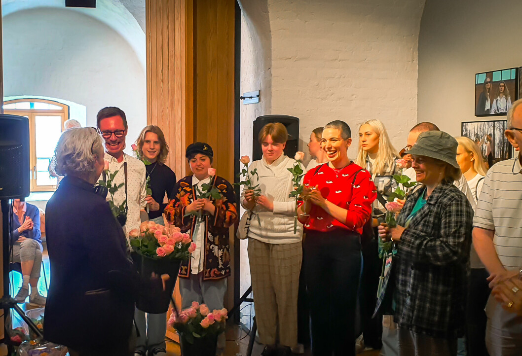Lørdag åpnet utstillingen Over regnbuen ved Preus Fotomuseum. Her overrekkes kunstner og fotograf Lill- Ann Chepstow-Lusty blomster fra museets mangfoldskoordinator Pål Henrik Ekern.