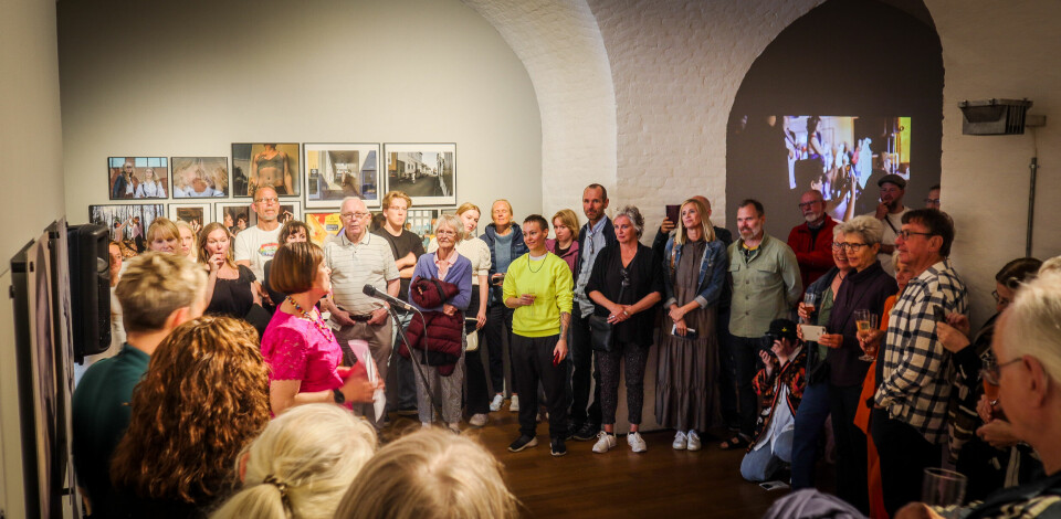 Musumsdirektør Cecilie Øyen ved Preus Fotomuseum åpnet lørdag utstillingen «Over regnbuen». Utstillingen er hovedmarkeringen av museets satsing på Skeivt kulturår.