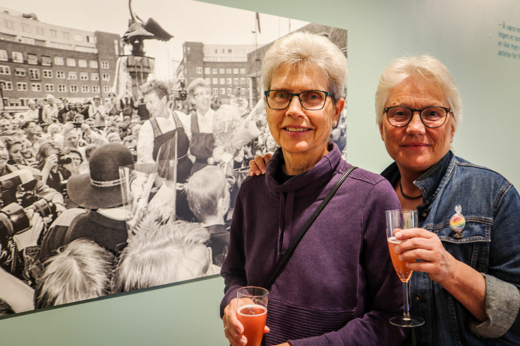 Mimsy Møller (foran) er kvinnen bak det ikoniske fotografiet av Kim Friele og Wenche Lowzow. Bildet ble tatt da Friele og Lowzow ble feiret av et folkehav etter at de som de første inngikk likekjønnet partnerskap på Oslo Rådhus i 1993. Her er Møller sammen med sin kone, Ingrid Ellingsen.