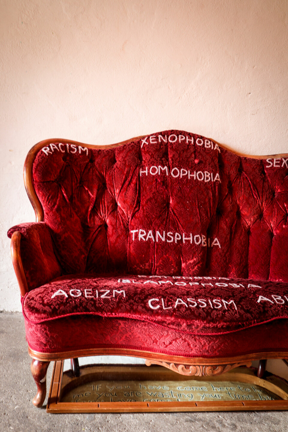 Kunstner Paulina Stroynowska har laget en sofa der en kan la fordommene sine hvile.