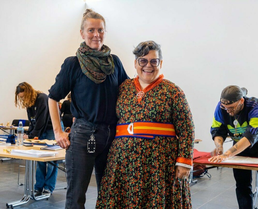 Kurset ledes med stødig hånd av duojár Anna-Stina Svakko (t.h). Her med Rikke Sanni Nikolaisen fra Skien Kunstforening.