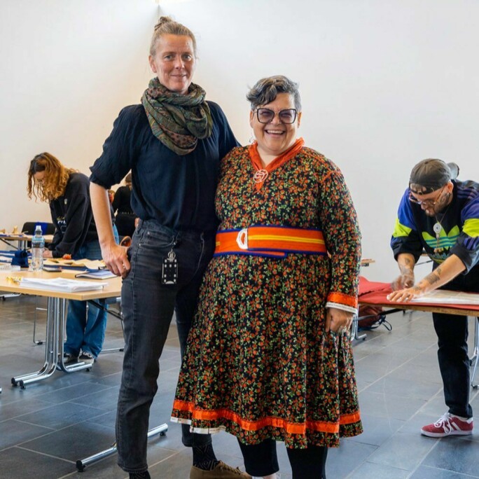 Kurset ledes med stødig hånd av duojár Anna-Stina Svakko (t.h). Her med Rikke Sanni Nikolaisen fra Skien Kunstforening.