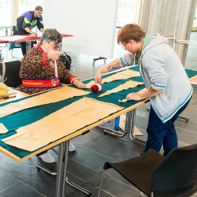 Anna-Stina Svakko instruerer kursdeltakerne i konstruksjon av kofter.