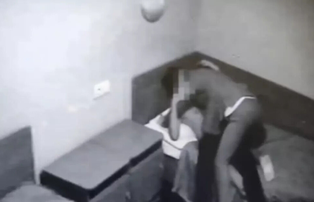 Russiske sikkerhetsstyrker har her satt opp et skjult kamera for å «fange» en høyprofilert ukrainer. Videoen ble lagt ut på chattetjenesten Telegram. Russiske sikkerhetsstyrker har her satt opp et skjult kamera for å «fange» en høyprofilert ukrainer. Videoen ble lagt ut på chattetjenesten Telegram.