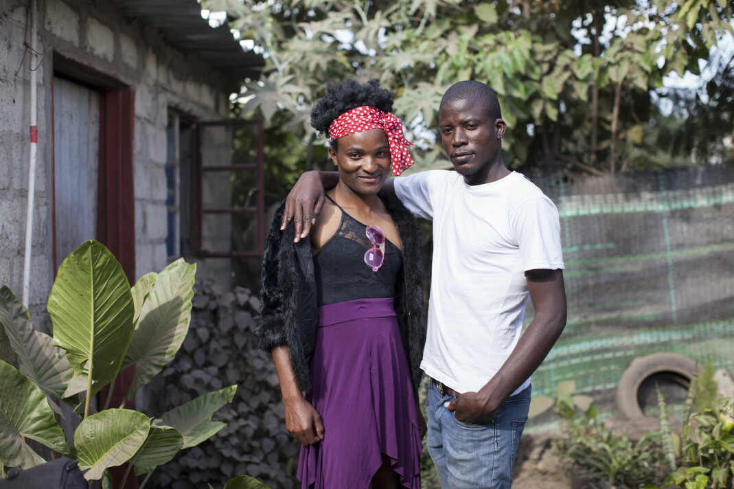 Denis Muzengwe (t.h) og Bernard Mugaga er ikke alene om å være «hemmelige» samboere i Zimbabwe. I et land der forbudet mot likekjønnede ekteskap er slått fast i grunnloven, er det mange homofile og lesbiske par som holder sine forhold skjult for naboer og venner.
