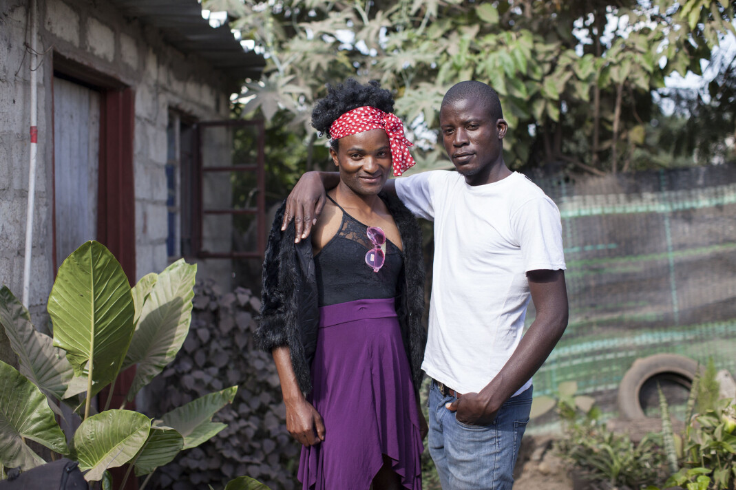 Denis Muzengwe (t.h) og Bernard Mugaga er ikke alene om å være «hemmelige» samboere i Zimbabwe. I et land der forbudet mot likekjønnede ekteskap er slått fast i grunnloven, er det mange homofile og lesbiske par som holder sine forhold skjult for naboer og venner. Denis Muzengwe (t.h) og Bernard Mugaga er ikke alene om å være «hemmelige» samboere i Zimbabwe. I et land der forbudet mot likekjønnede ekteskap er slått fast i grunnloven, er det mange homofile og lesbiske par som holder sine forhold skjult for naboer og venner.