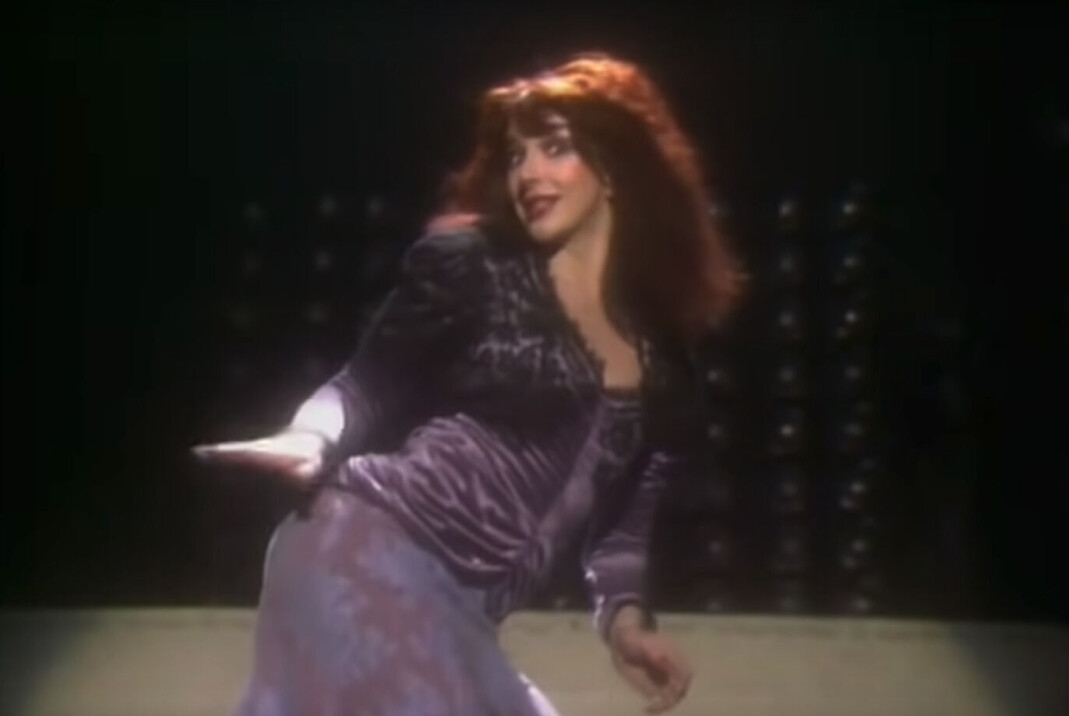 Kate Bush i musikkvideoen «Wow». Kate Bush i musikkvideoen «Wow».
