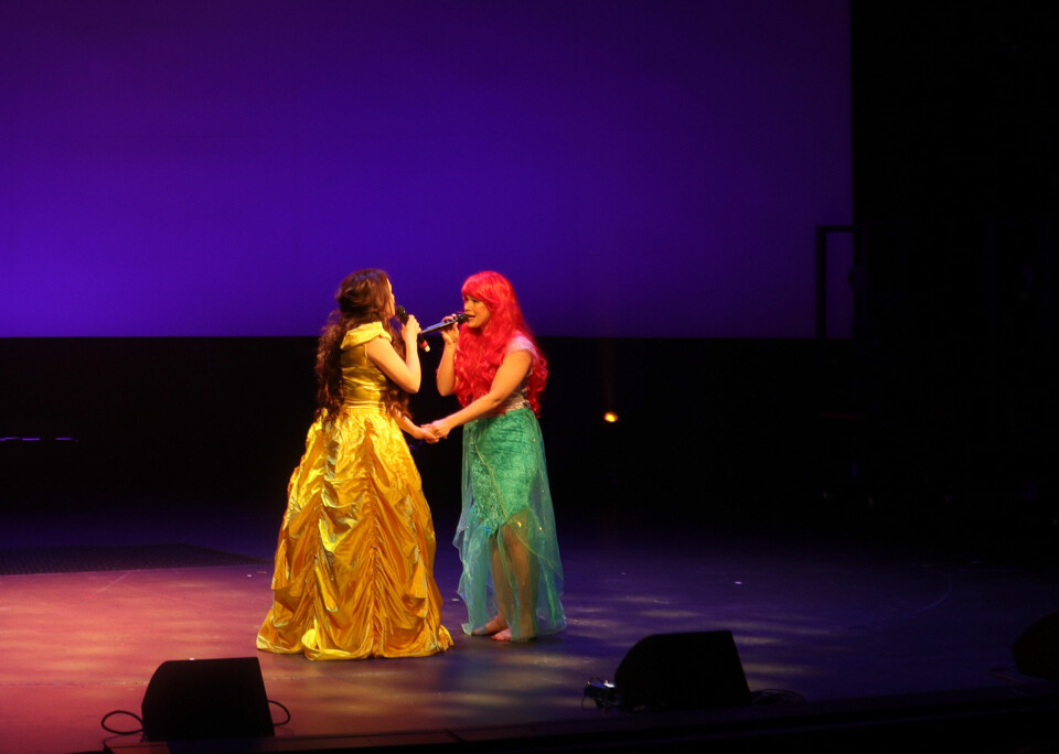 Mari Fossum Lerberg og Lykke Kristine Moen gjorde sin egen skeive vri på sangen «A Whole New World» fra Disney-filmen Aladdin.