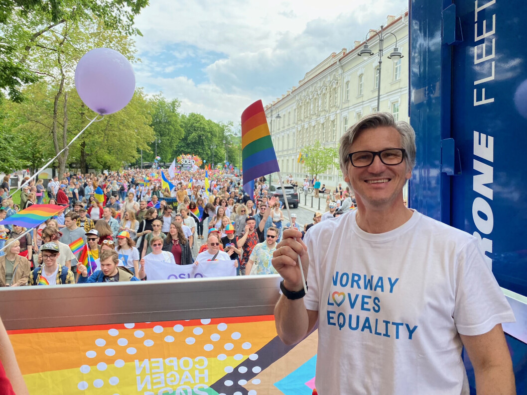 Likestillings- og diskrimineringsombud Bjørn Erik Thon i Baltic Pride-paraden. Likestillings- og diskrimineringsombud Bjørn Erik Thon i Baltic Pride-paraden.
