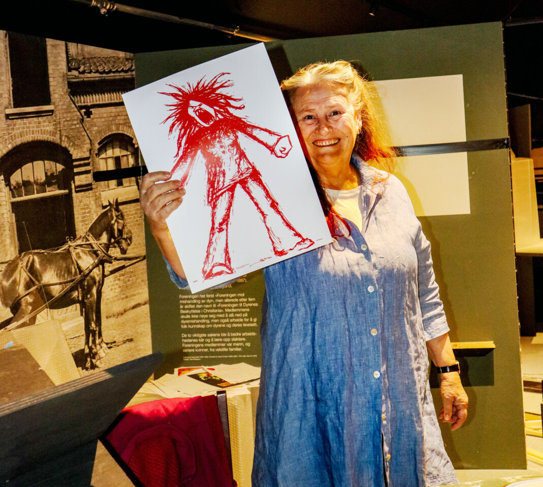 Inge Ås viser blant annet en installasjon som representerer selve Kvinnehuset. Selv om det brant i 1990, er trykksaker, dokumentasjon på aksjoner og protestkunst rikt representert. Blant annet fra oppsetningene til Lattergalen teater som ifølge Ås, «var de første politiske dragfolka». Inge Ås viser blant annet en installasjon som representerer selve Kvinnehuset. Selv om det brant i 1990, er trykksaker, dokumentasjon på aksjoner og protestkunst rikt representert. Blant annet fra oppsetningene til Lattergalen teater som ifølge Ås, «var de første politiske dragfolka».