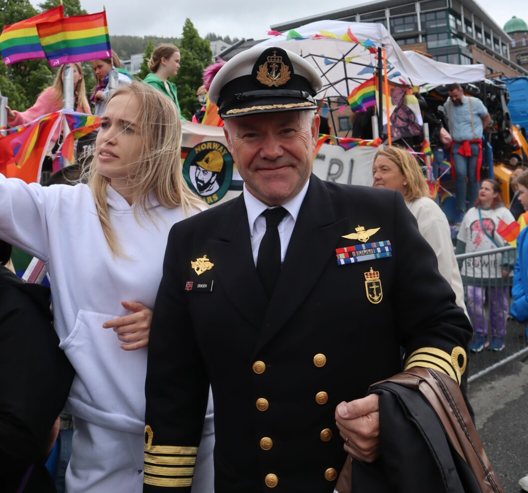 Kommandør Bård Eriksen er sjef for Sjøkrigsskolen og dermed blant Bergens ledende menn. Lørdag deltok han i Pride Paraden i Bergen sammen med 30.000 andre glade mennesker i alle aldre.