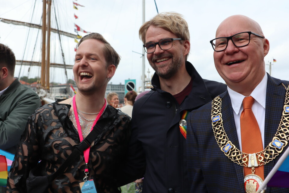 Leder av Regnbuedagene Joakim Aadland, byrådsleder Roger Valhammer og ordfører Rune Bakervik gledet seg til å komme igang med årets Pride Parade i vestlandets hovedstad.