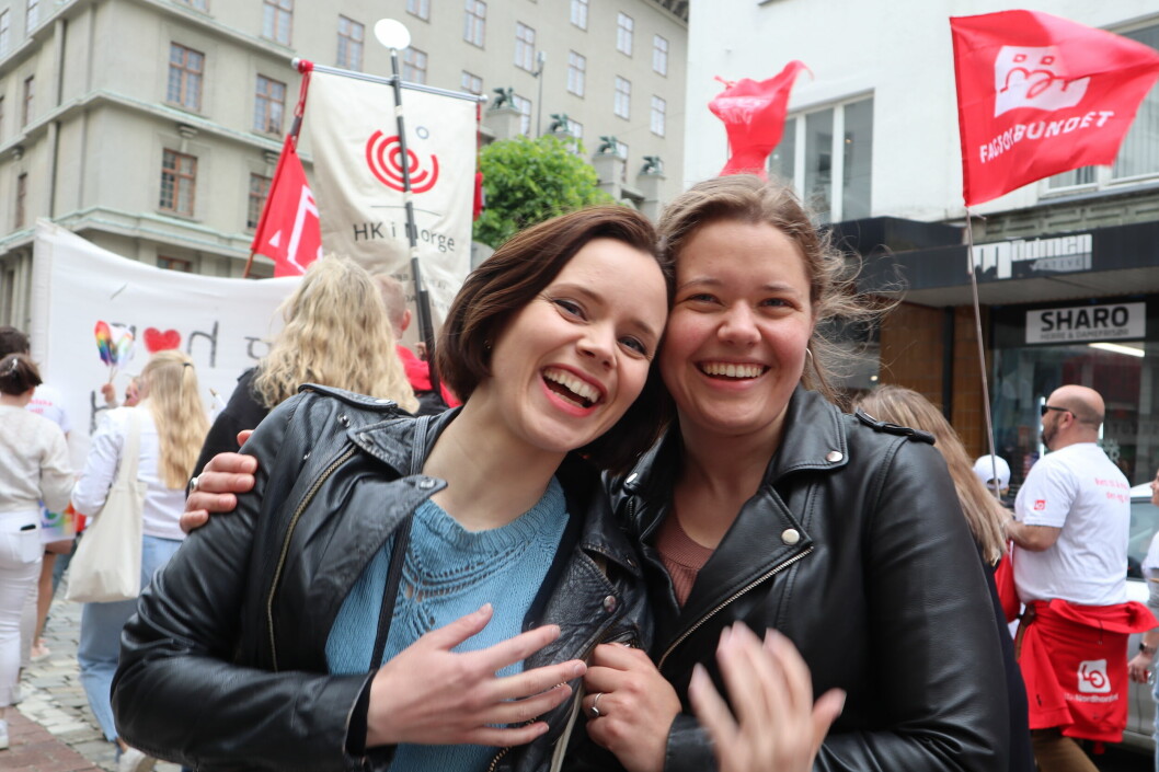 Kjæresteparet Eldrid Groset og Maria Dale Johanessen fra operaensemblet Skeive Stemmer gikk selvsagt i Pride Paraden i Bergen.