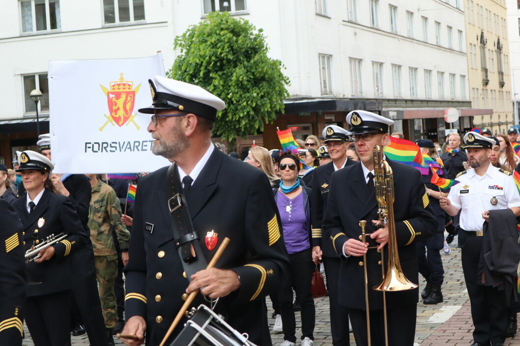 Kommandør Tone Størksen (midt i bildet med briller) er sjef for marinebasen Håkonsvern og selv åpent lesbisk. Hun deltok selvsagt da Forsvaret for første gang gikk under egen fane i pride-feiringen.