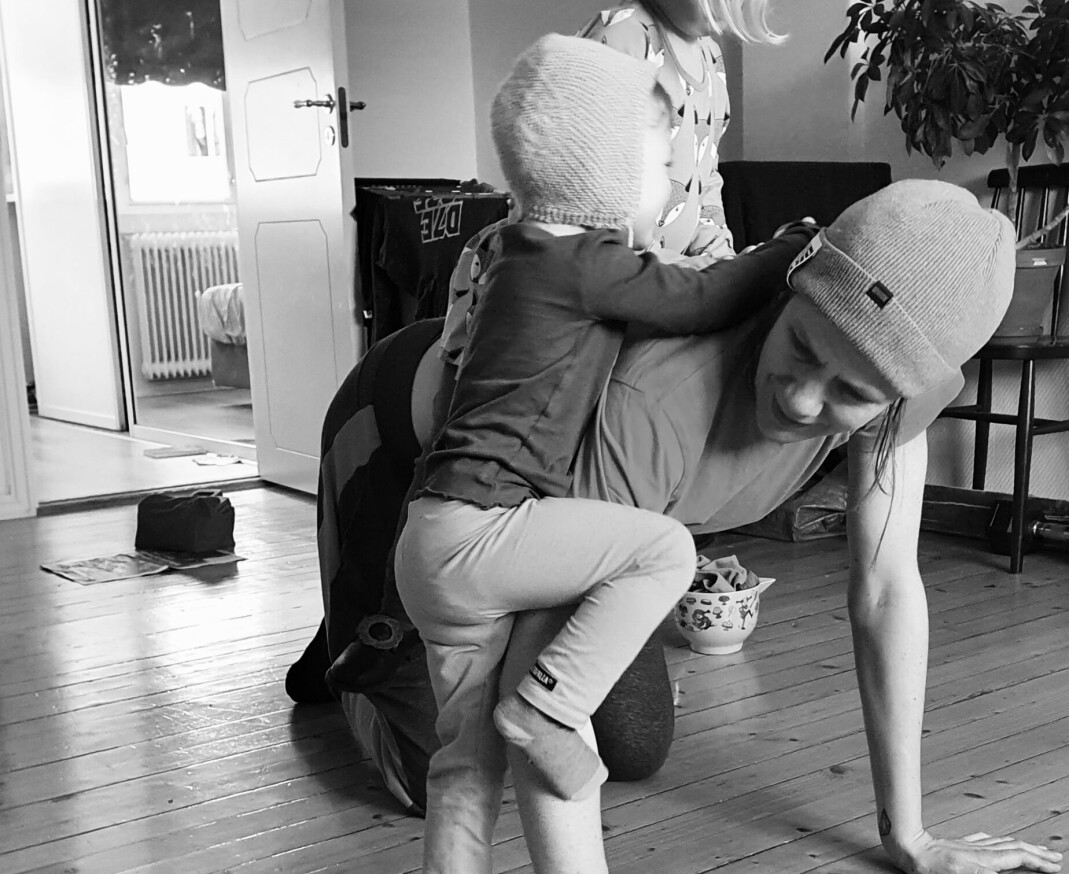 – Tenk om jeg visste om Pride som barn! skriver Malena Chronholm Bøyesen. Avbildet er Malenas kone Kristin med to av parets tre barn. – Tenk om jeg visste om Pride som barn! skriver Malena Chronholm Bøyesen. Avbildet er Malenas kone Kristin med to av parets tre barn.