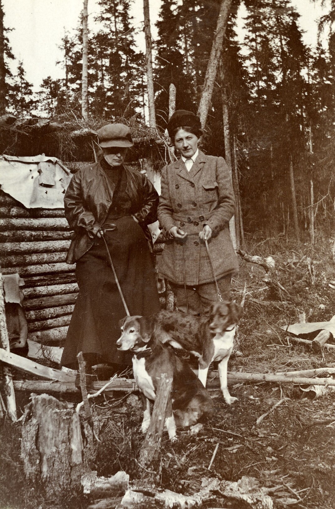 To kvinner med hund. Fra Åmot Historielag. To kvinner med hund. Fra Åmot Historielag.