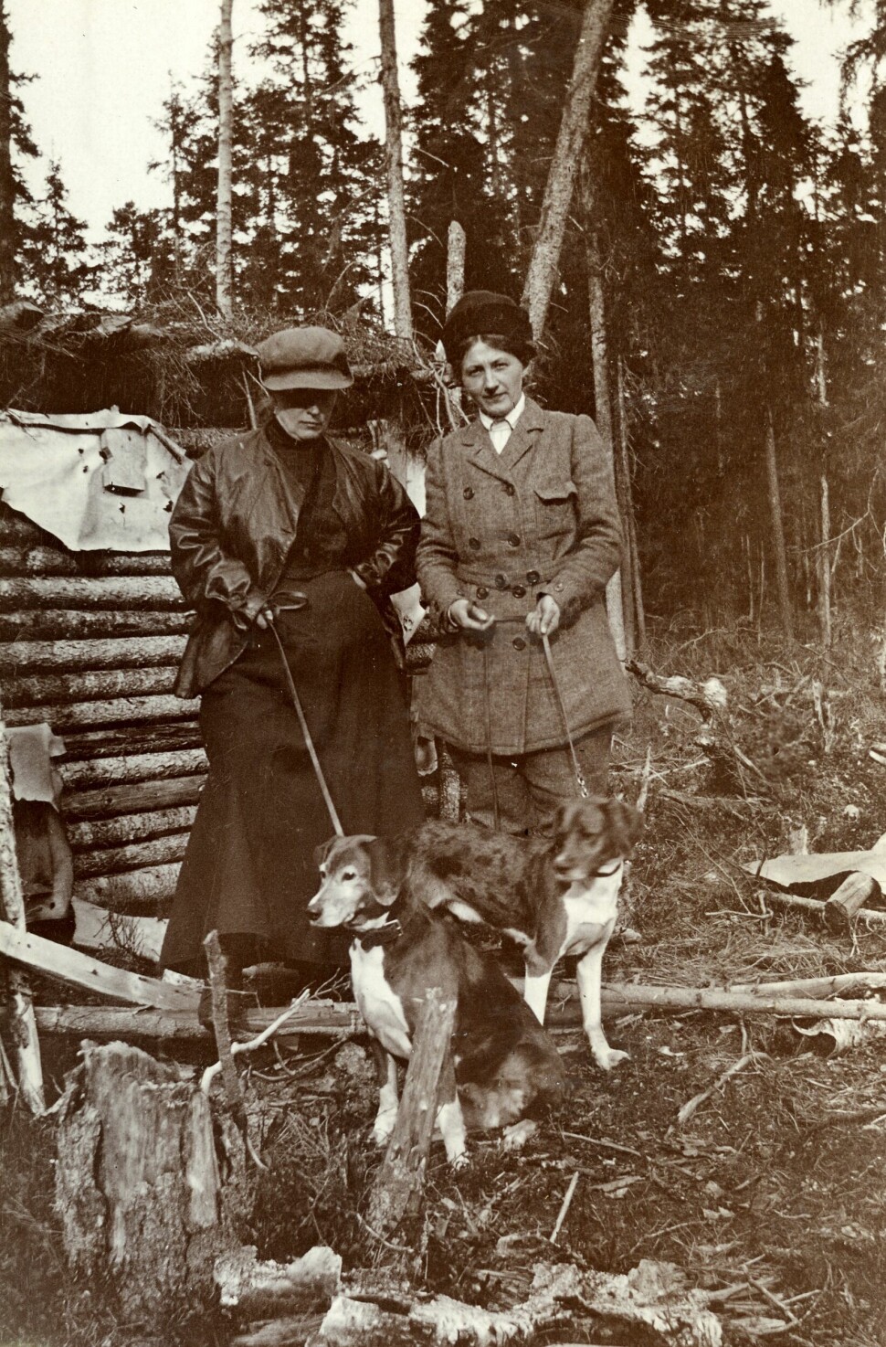 To kvinner med hund. Fra Åmot Historielag.
