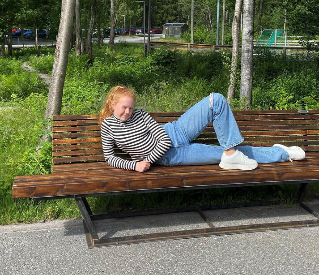 «Kanskje noen får en kjæreste på akkurat denne benken», sier Maria, elev i 8. klasse på Bakkeløkka ungdomsskole. «Kanskje noen får en kjæreste på akkurat denne benken», sier Maria, elev i 8. klasse på Bakkeløkka ungdomsskole.