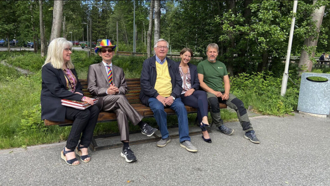 Fra venstre kommunedirektør Wenche Folberg, rektor Ole Kristian Hauan, Bjørn Loge, tidligere nabo til Bernhard Munkerud, kommunalsjef Esther Gilen og Torgeir Koteng, eier og daglig leder i Hagespesialisten AS. Fra venstre kommunedirektør Wenche Folberg, rektor Ole Kristian Hauan, Bjørn Loge, tidligere nabo til Bernhard Munkerud, kommunalsjef Esther Gilen og Torgeir Koteng, eier og daglig leder i Hagespesialisten AS.