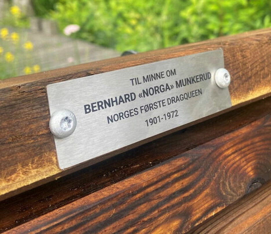 Plakett på den skeive benken, til minne om Norges første dragartist, Bernhard Munkerud.