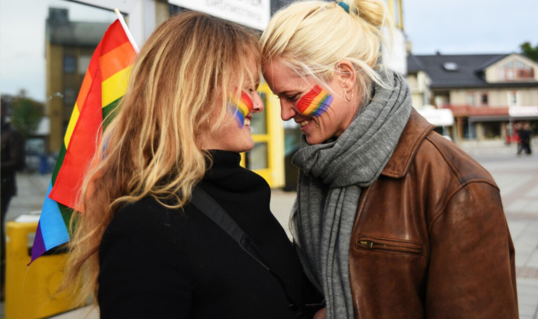 I den nye rapporten oppgir 84 prosent av respondentene at de mener det er bra at lhbt+personer ikke lever skjult. 82 prosent mener alle nyter godt av at skeive kan leve åpent. Bildet er fra Barents Pride i 2017. I den nye rapporten oppgir 84 prosent av respondentene at de mener det er bra at lhbt+personer ikke lever skjult. 82 prosent mener alle nyter godt av at skeive kan leve åpent. Bildet er fra Barents Pride i 2017.