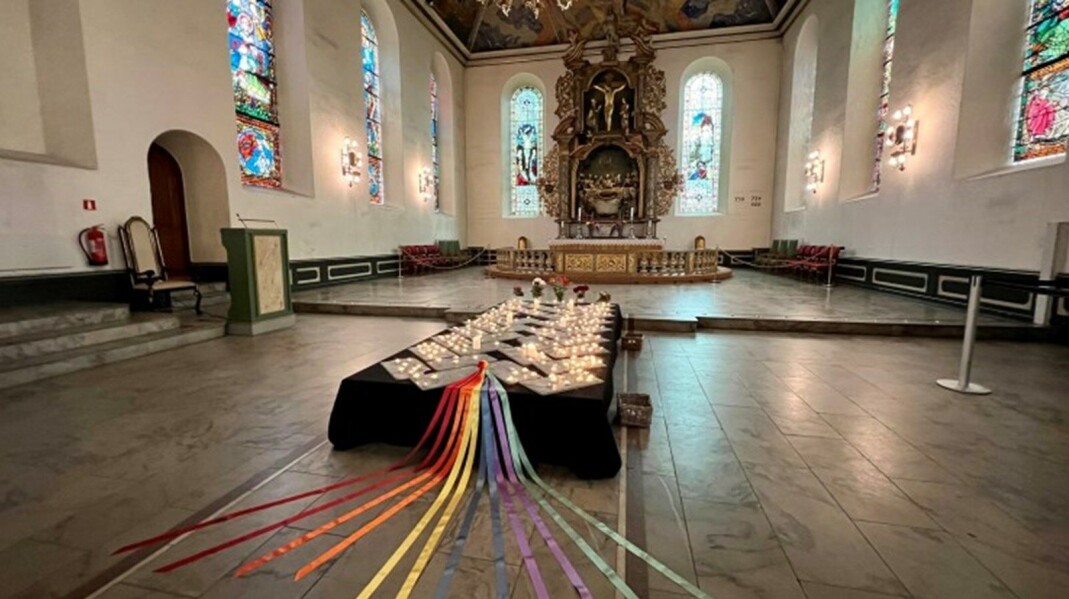 Oslo domkirke holdt sørgegudstjeneste søndag 26. juni. Lørdag var kirken åpen for stillhet og lystenning. Oslo domkirke holdt sørgegudstjeneste søndag 26. juni. Lørdag var kirken åpen for stillhet og lystenning.